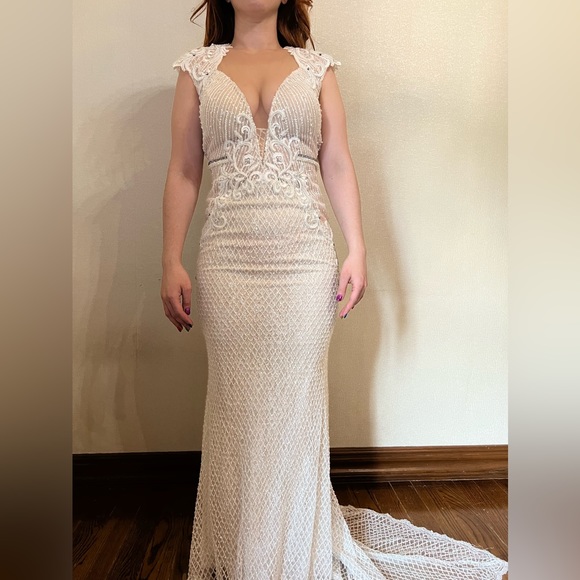 Beautiful BERTA WEDDING DRESS - Picture 9 of 14